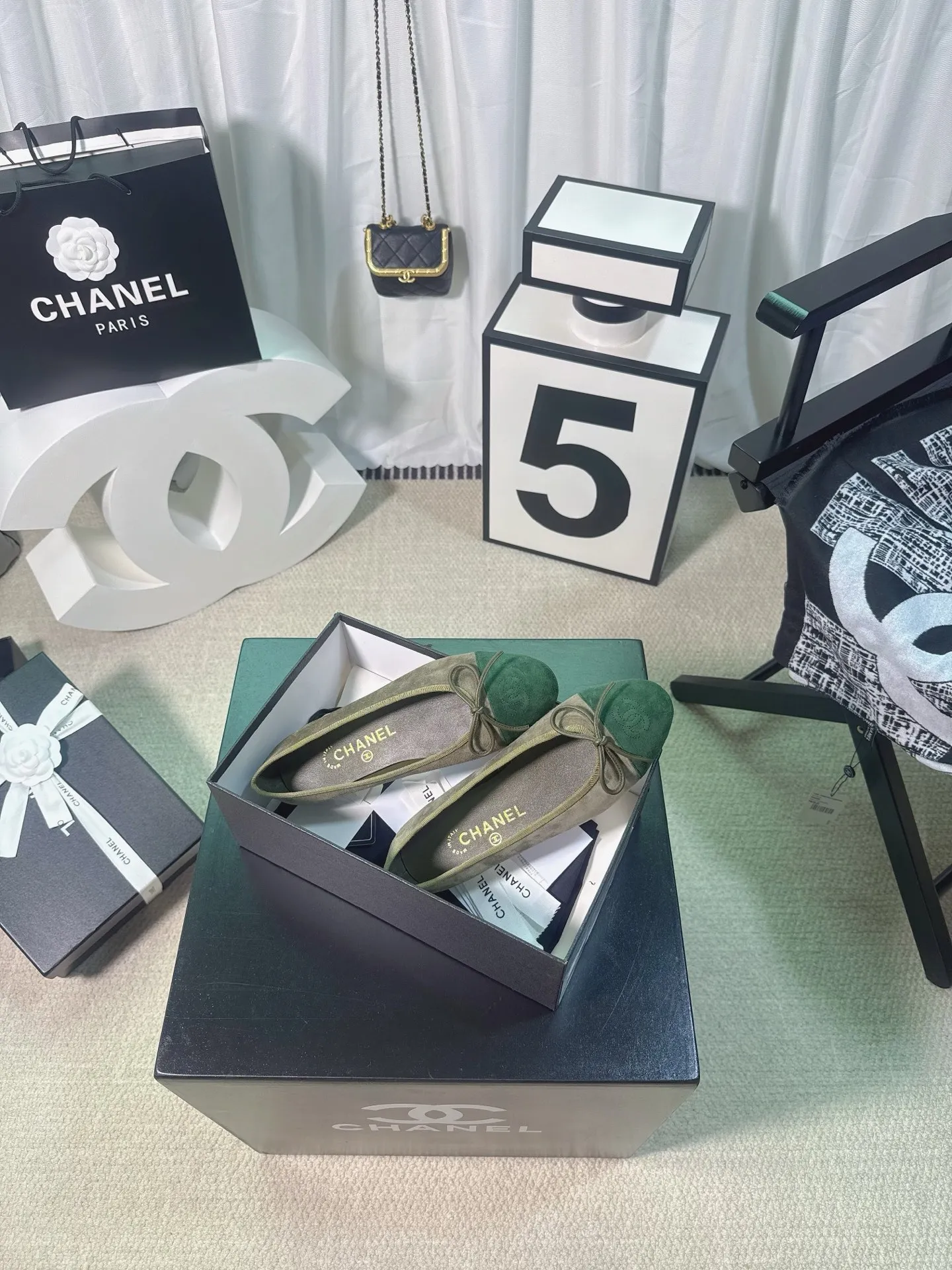 👟👟Ex-factory price 480👟👟 Generation * grade 25s Chanel fragrance is beautiful Maillard color back hollow Sling-back sandals flat/thick heel/high heel Sling-back came out in 1957, and then the two-tone design became a Chanel classic! Very suitable for spring and summer🩰 The two-color design is simple and exquisite, with a square toe and generous temperament. It visually lengthens the leg line. The color of the toe creates a sense of color difference. The back lace design is simple and elegant. It is a classic model that can be worn for hundreds of years. It is worth buying!! Upper: Customized metallic sheepskin. Inner pads: imported sheepskin. Heel height: ballet shoes. Sole: Italian A-grade genuine leather outsole. Size: 35-39 (34.40.41.42.43 is custom-made and non-returnable)